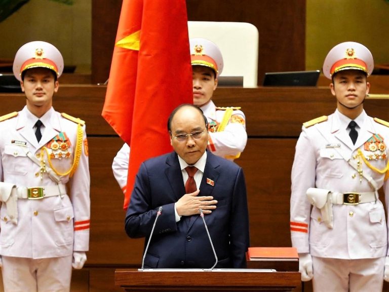 阮春福（前中）當選國家主席後隨即宣誓就任。