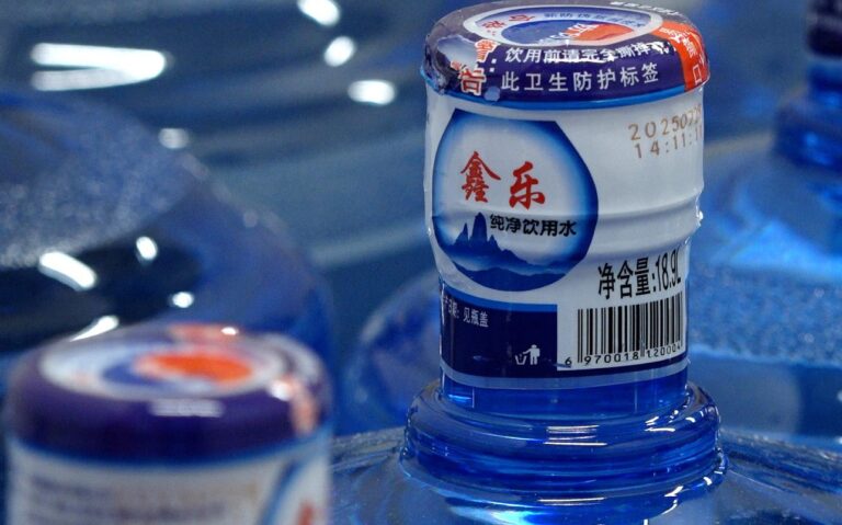 呂子聰被控一項欺詐罪,指他誘使物流服務署批出價值5,294萬港元的飲用水標書,令「鑫鼎鑫」獲利。（RTHK）