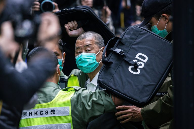 黎智英因涉嫌違反《港區國安法》下的串謀勾結外國勢力罪,正被關押︿由懲教署嚴密看管。