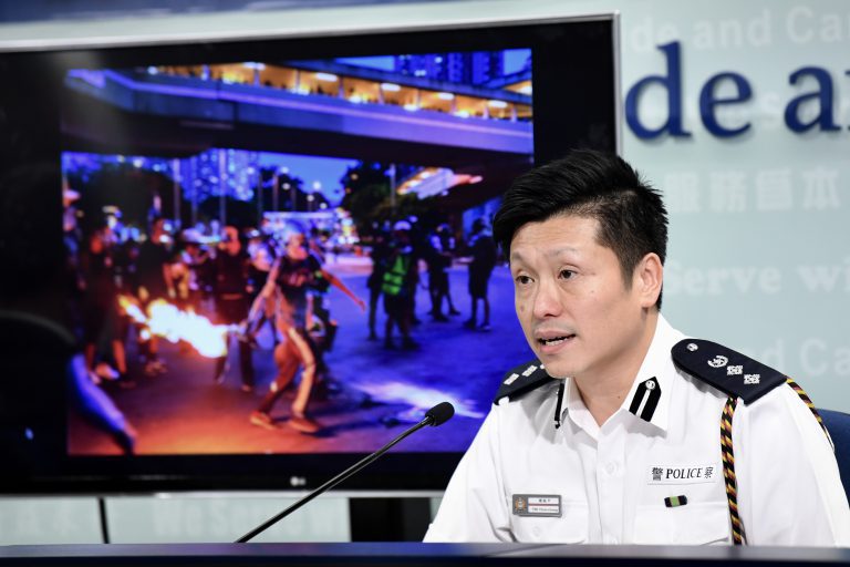 時任總警司的謝振中在反修例示威期間每日負責警方記者會。（中通社）