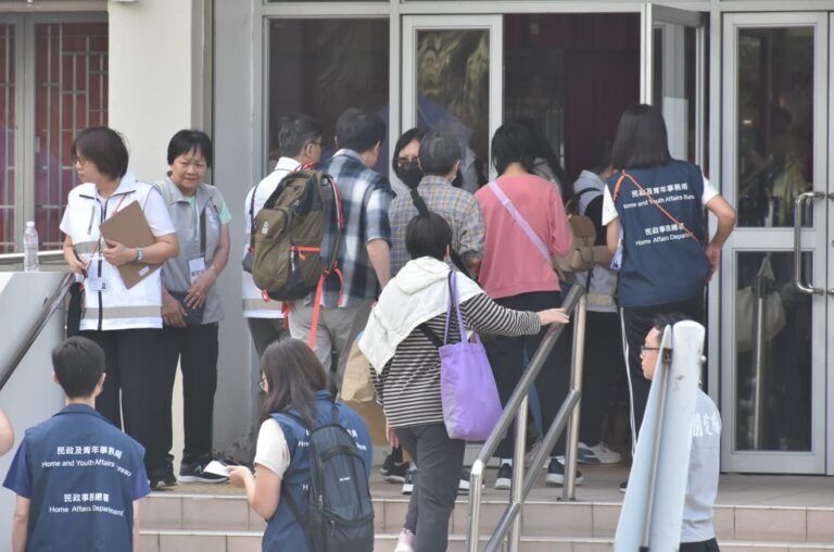 居民須到社區會堂先登記以安排上樓 (陳錦輝攝)