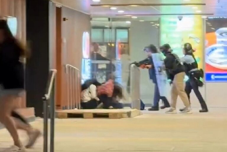 警員英勇果斷,成功解救人質。（網上圖片）