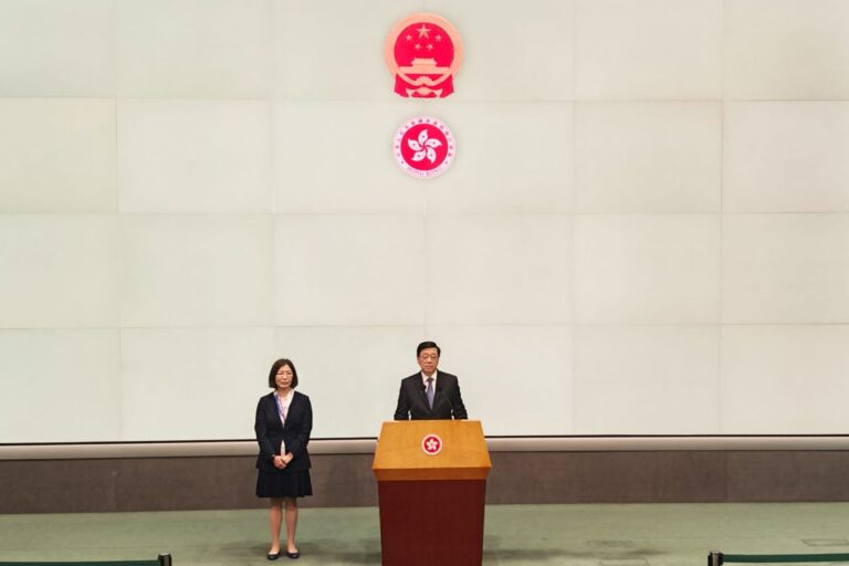 行政長官李家超與新任政制及內地事務局局長謝小華見記者。(燊亮攝)