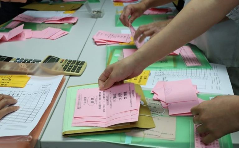 大會點算投票結果，宣佈有近九成半與會代表投贊成解散決議。