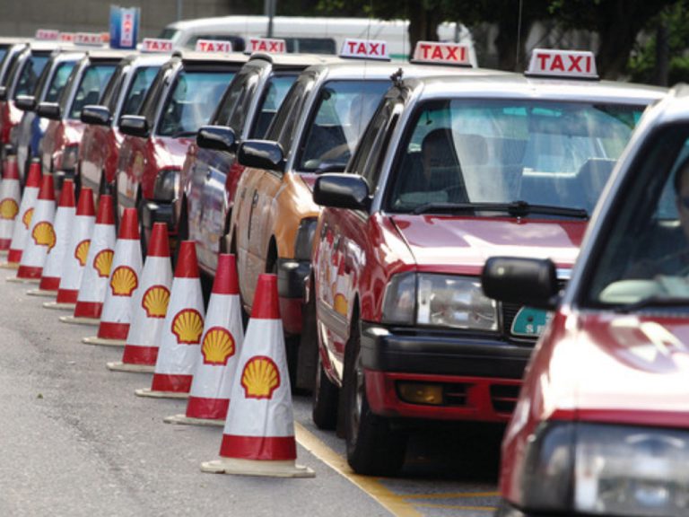 政府處理白牌車平台不力，的士團體決定明日罷工。