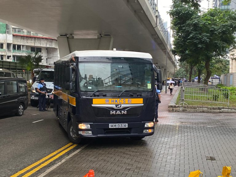 多名被告分別由囚車押解到西九龍裁判法院出庭。（龍偉樑攝）