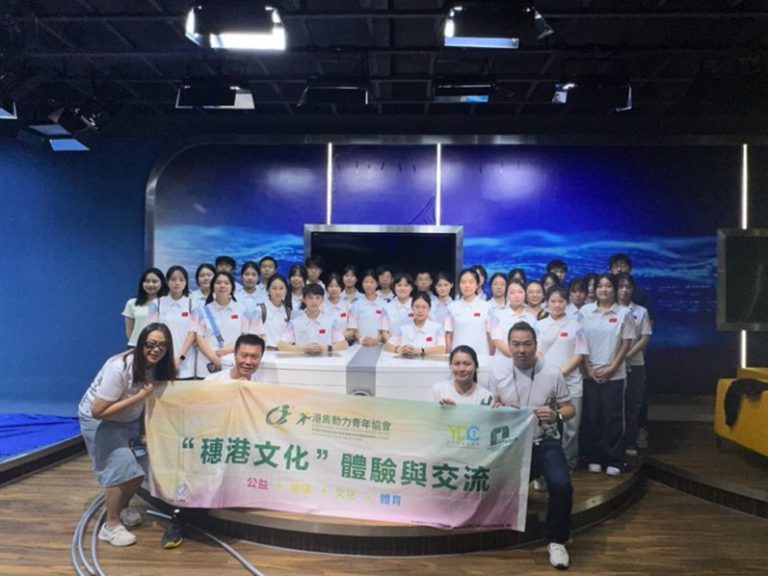 同學們體驗了廣州華商學院-健康醫學院及药學實驗室