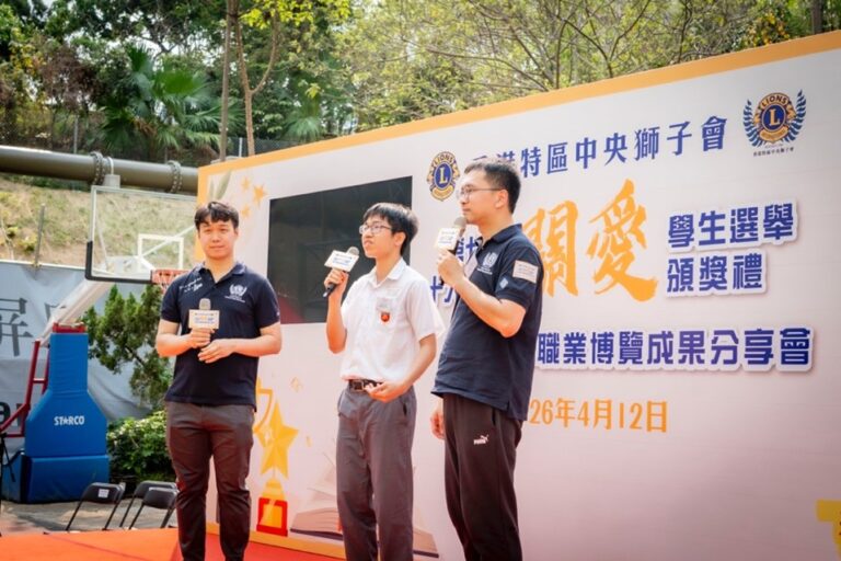 十大傑出關愛學生 得獎學生楊城軒 台上分享