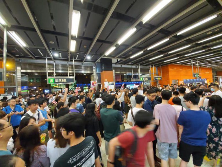 晚上有逾200名市民抵寶琳站要求站長解釋港鐵早前關站安排