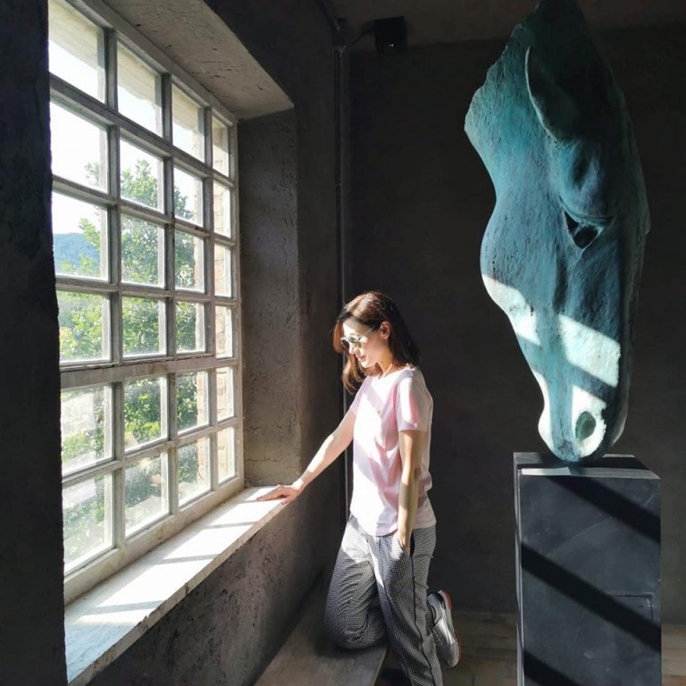 窗前美照，每位美女的標準甫士。（李嘉欣FB圖片）