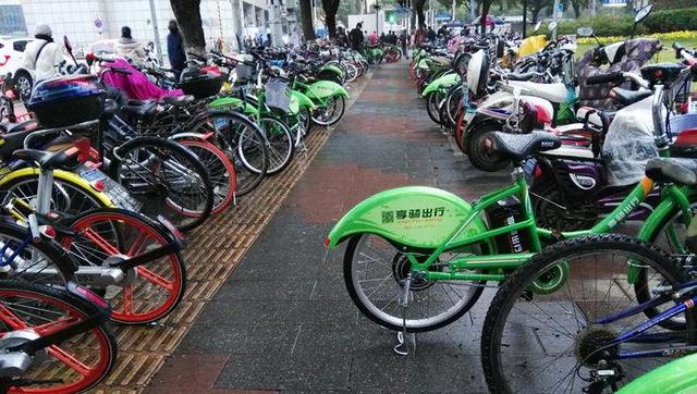 天水圍單車位不足及共享單車的亂泊阻街等問題極待解決。