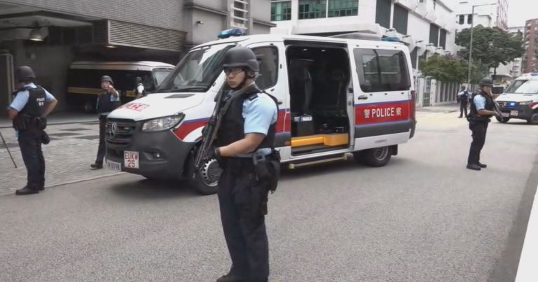 警員在法院外荷槍實彈戒備。