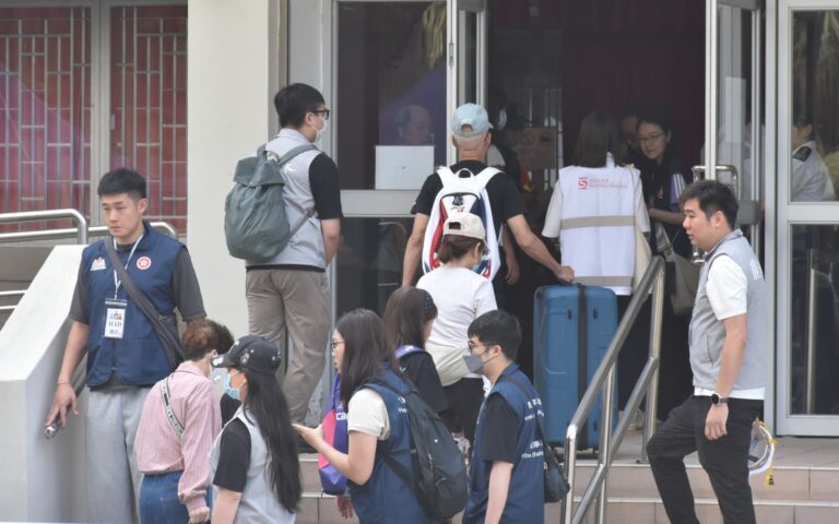居民須到社區會堂先登記以安排上樓 (陳錦輝攝)