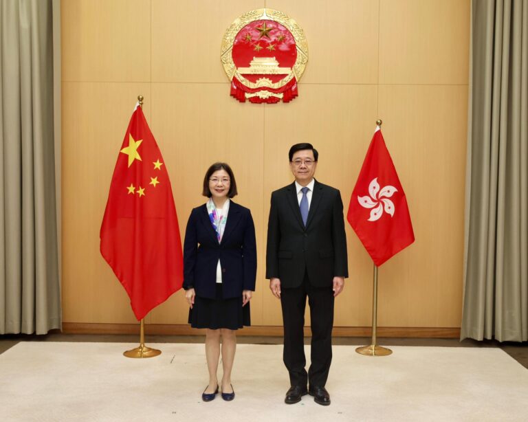 李家超（右）提名謝小華為政制及內地事務局局長。（李家超社交平台）
