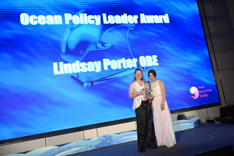 粉紅海豚基金會創辦人邱美琪「右」頒發海洋政策領袖獎予Lindsay Porter「OBE」。