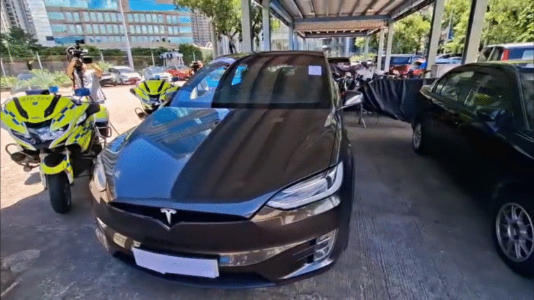 被告特意購車營運「白牌車」。