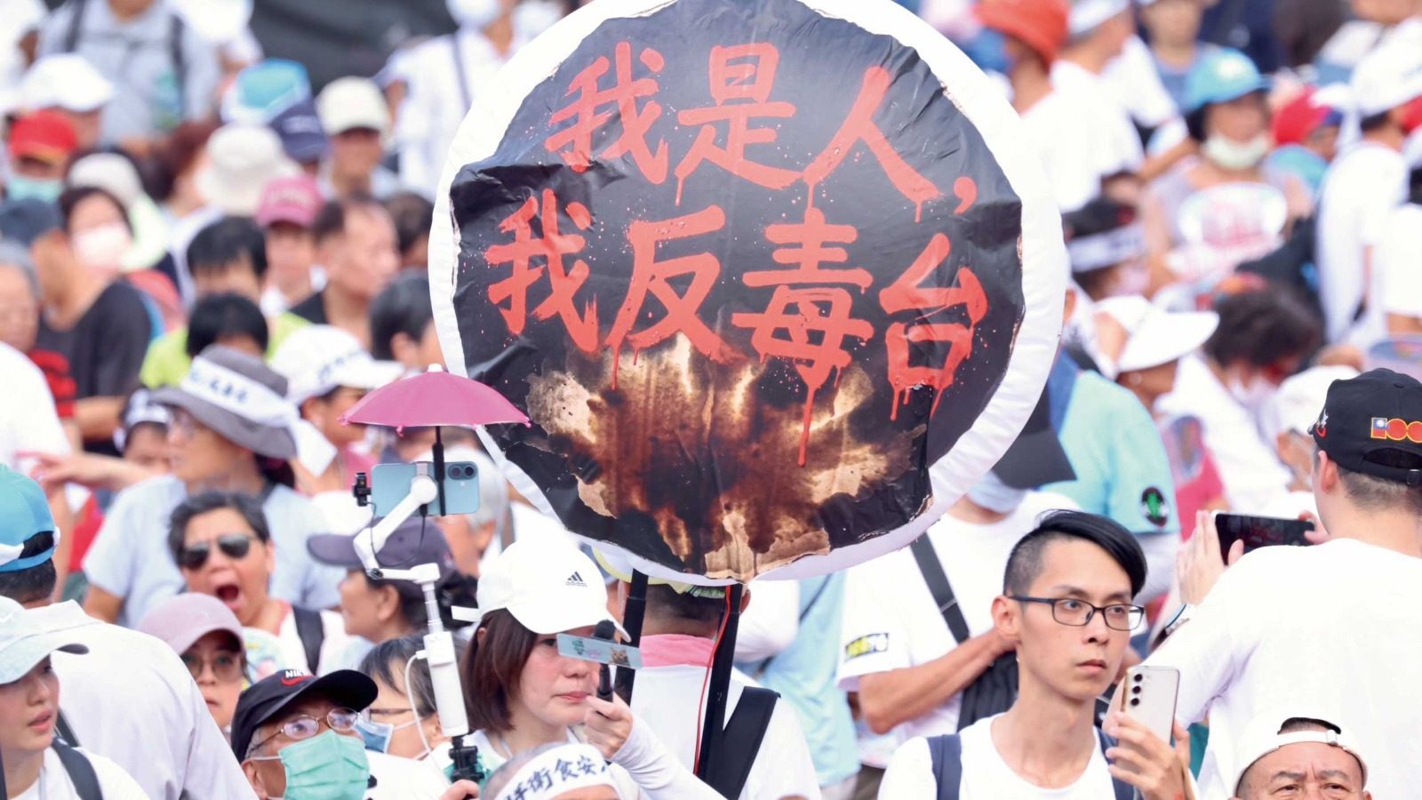 【台灣】8,000噸致癌食用油流入市面　民進黨疑包庇涉事親綠廠商　全台怒火燃燒