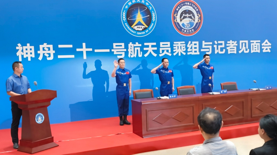 神舟二十一號乘組返回後首次公開亮相　 指令長張陸指太空應急體系經受考驗