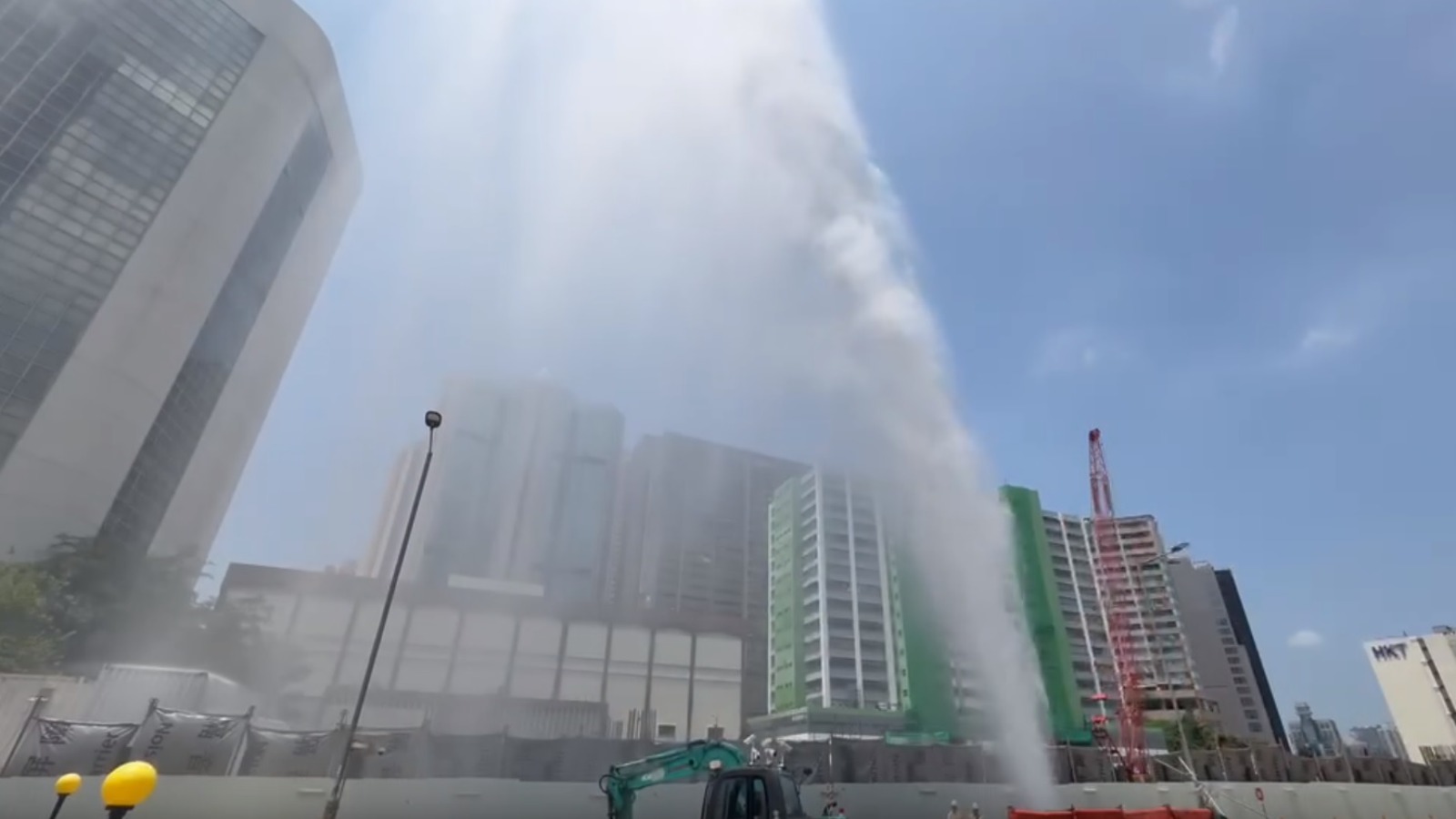 【堅有片】荃灣爆水管現樓高10層噴泉　網民：好有電影感