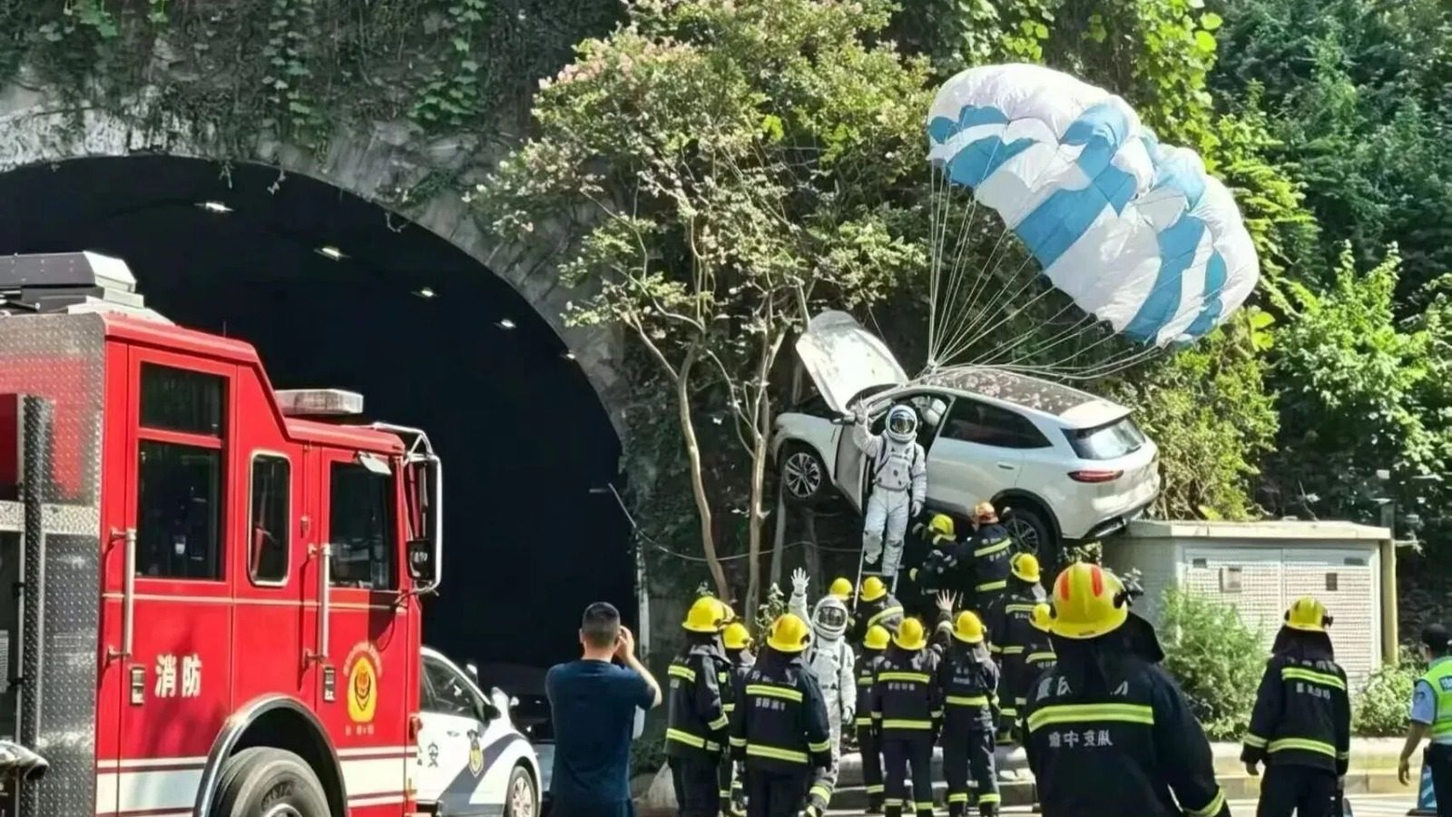 【堅有片】重慶越野車失控離奇「上樹」　車Cam揭令人咋舌「飛天」過程