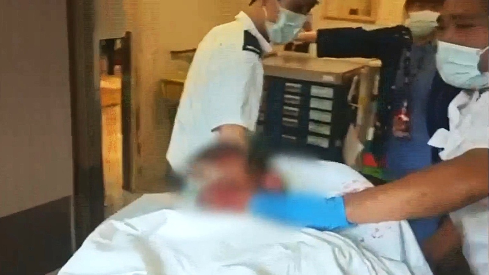 黃大仙上邨發生傷人及自殺案　男子全身刀傷浴血電梯內另一男墮樓亡