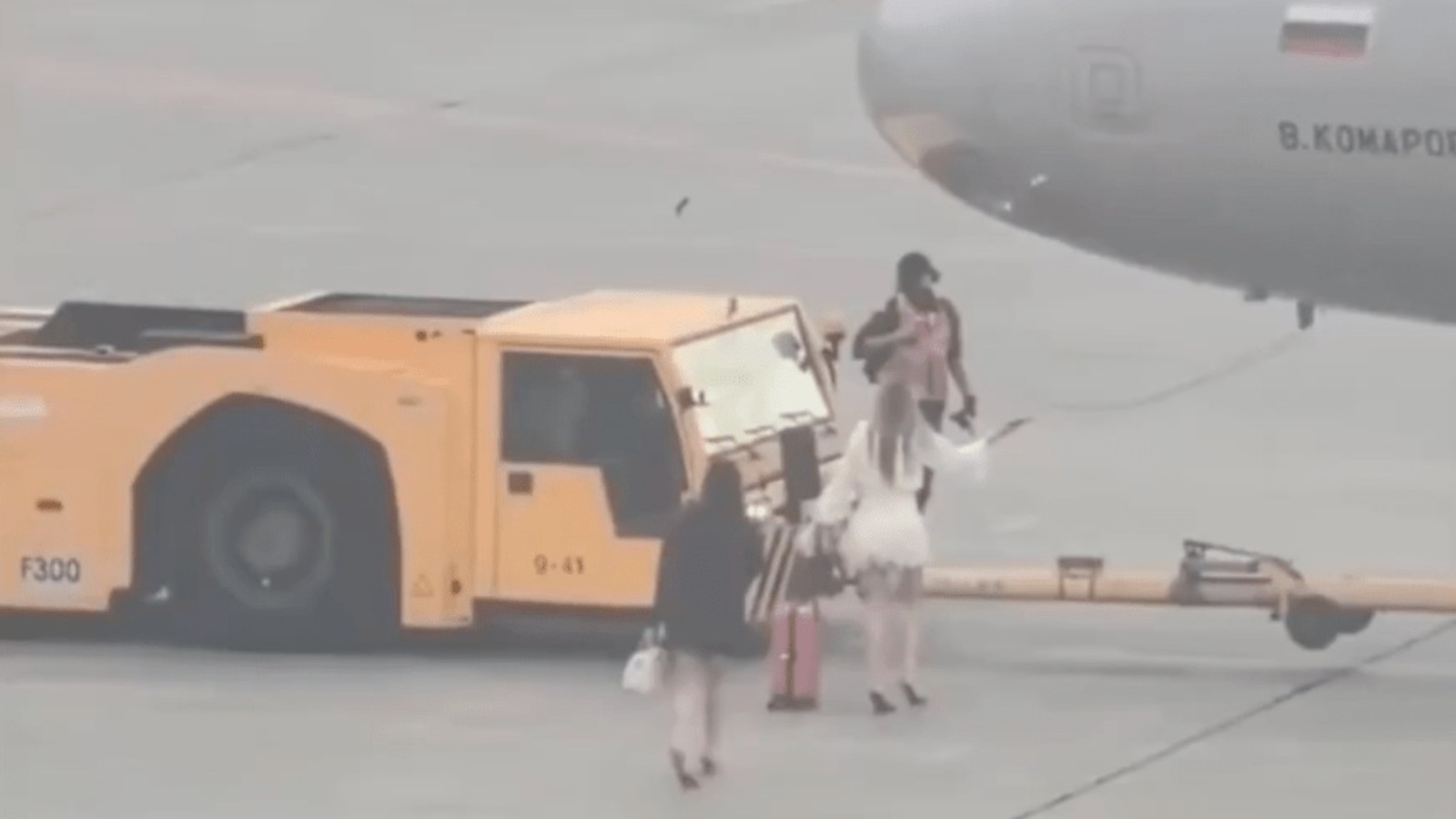 【堅有片】莫斯科機場兩女子錯過登機　竟推行李擅闖停機坪企圖攔截