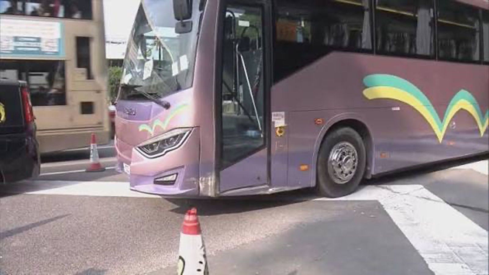 城門隧道旅遊巴撞壆47幼童虛驚　71歲司機駕駛途中昏迷送院不治