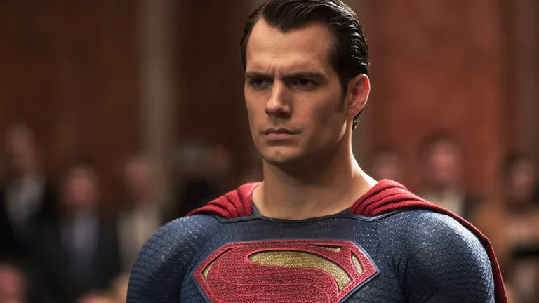 「超人」Henry Cavill驚喜現身中環　被目擊酷熱下穿厚皮褸拍攝另一大片《Highlander》