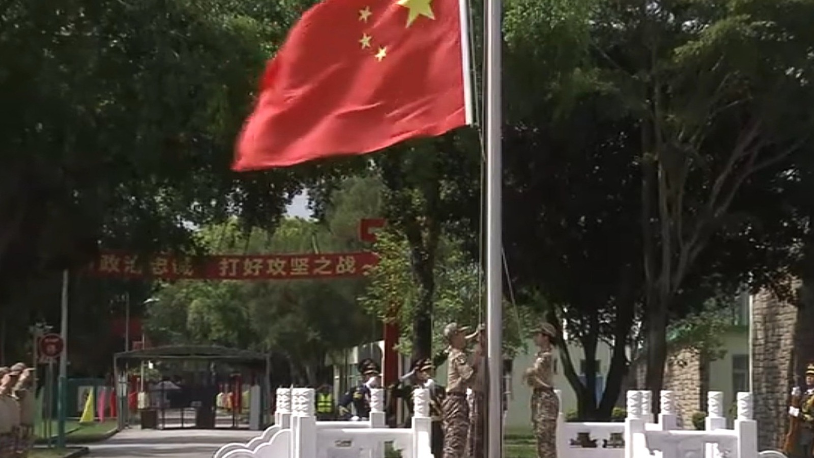 青少年軍事夏令營結業　李家超勉勵學員做愛國愛港守護者