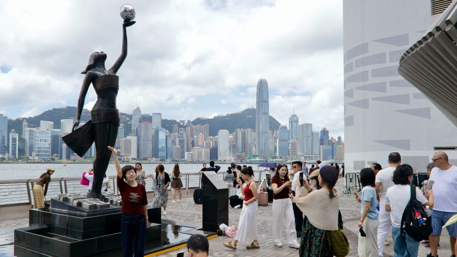 受惠盛事帶動   7月訪港旅客達450萬人次  按年上升3%  以商務客為主