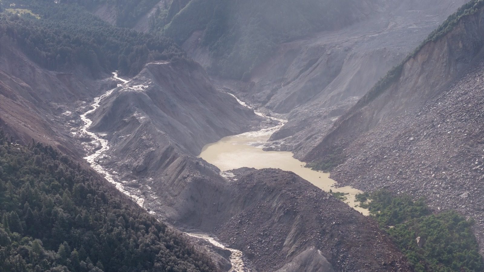 泥石流巨災｜吉隆口岸上游堰塞湖溢流　有新山洪風險　需暫停救援工作