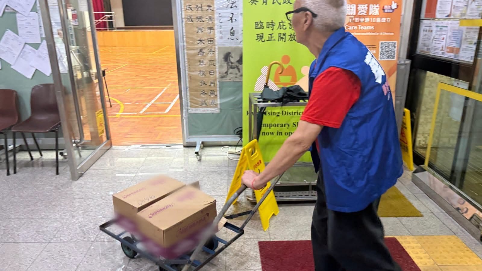 青衣邨宜逸樓突發停電 — 葵青民政處、區議員及關愛隊全力支援受影響住戶
