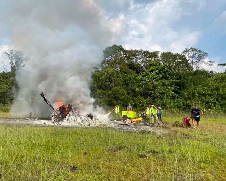 Helicopter crash in Sarawak kills pilot and 4 medical staff on ‘flying doctor’ service 馬來西亞砂拉越發生直昇機墜毀事故,機師及四名醫護人員殉職。圖為直昇機殘骸。