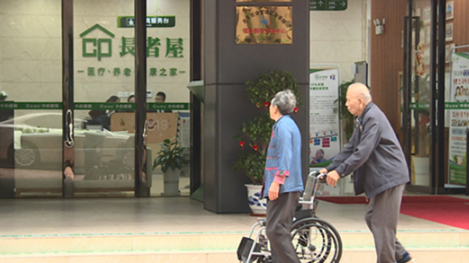 施政報告｜年底推手機版樂悠咭　試行輸入外籍家居照顧員