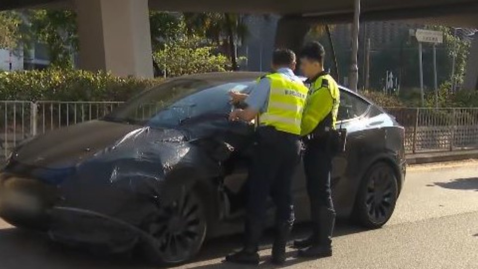 Tesla司機衝黃燈撞斃不依燈號過路少女　承認危駕致死罪判監22個月
