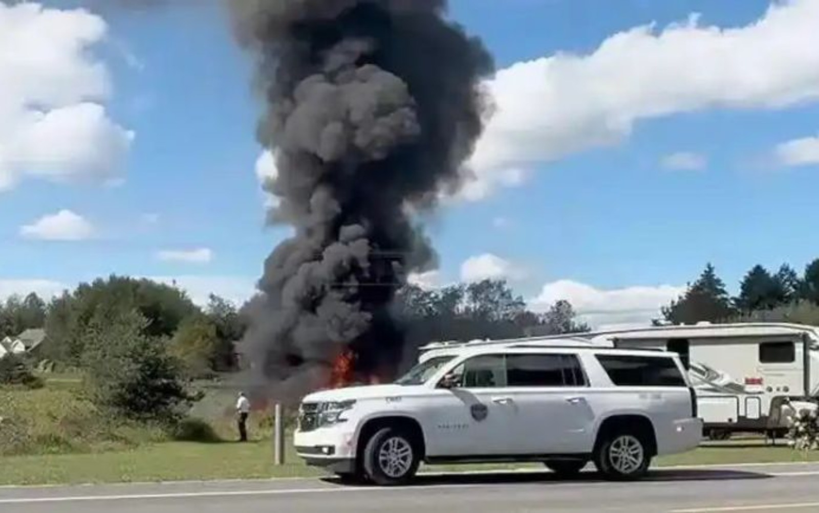 美軍F-16戰機疑遭鳥擊墜毀　飛行員彈射逃生正接受治療　洩化學物1.6km內居民要撤離