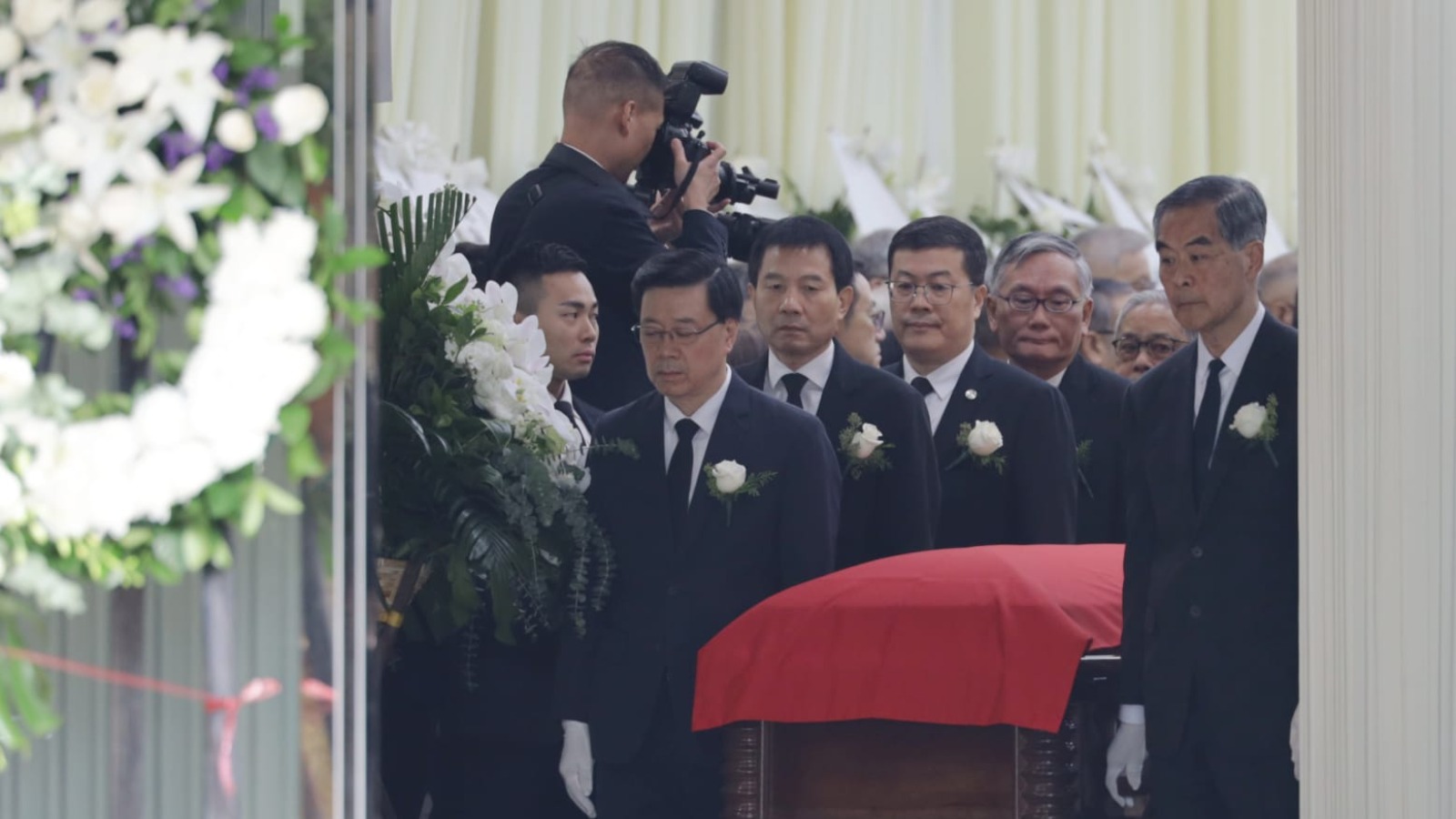 董建華出殯靈柩蓋國旗　移送哥連臣角火葬場