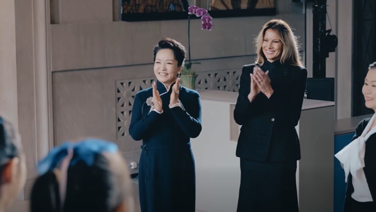 【堅有片】彭麗媛與梅拉尼婭參觀博物館　一同觀看美國青少年合唱中國歌曲