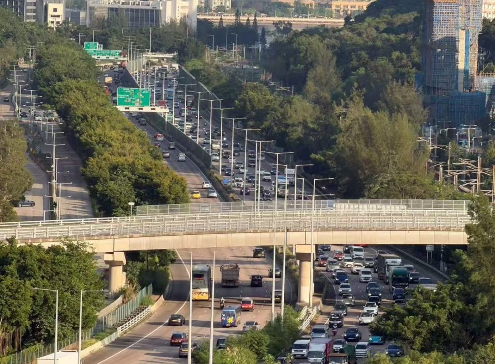 中秋夜全港多區大塞車　北上過節市民擠爆口岸