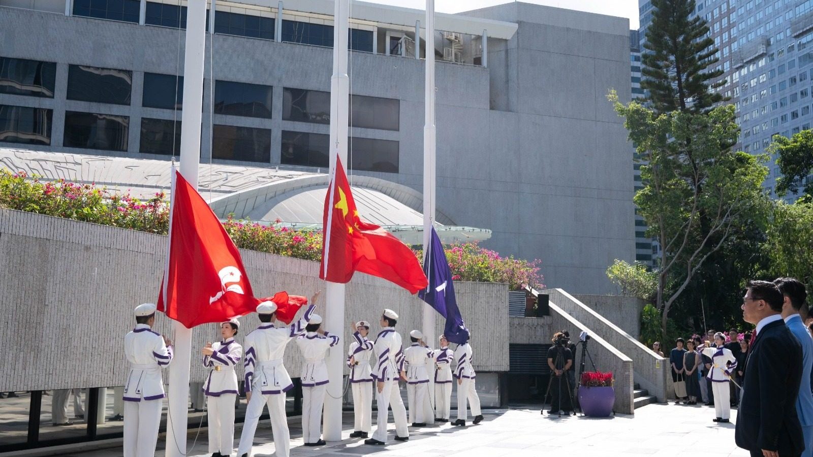 國慶77周年　演藝學院舉行升旗儀式暨國旗護衛隊委任儀式