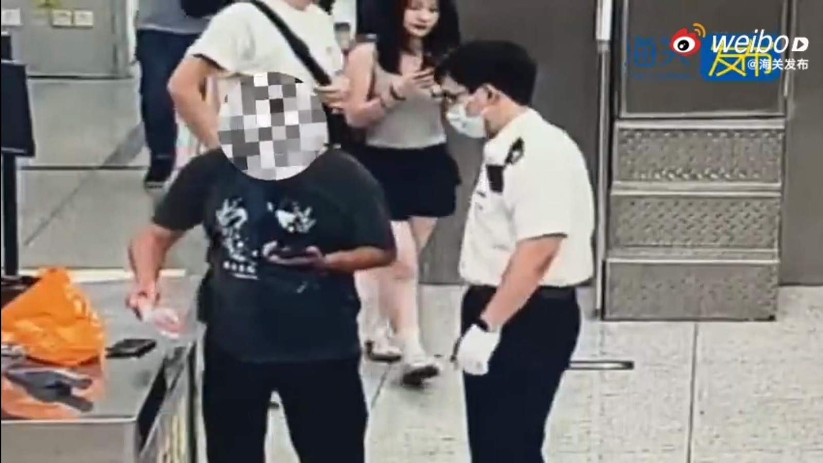 男子過海關步伐僵硬　左右搖晃　被搜出249支減肥針