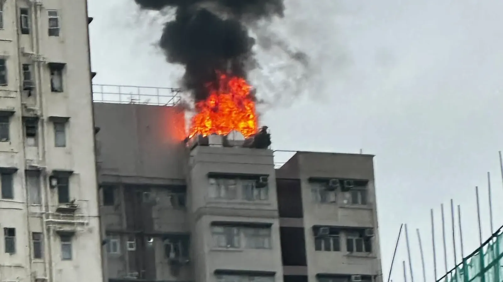 旺角住宅天台起火   消防接報迅速趕抵現場