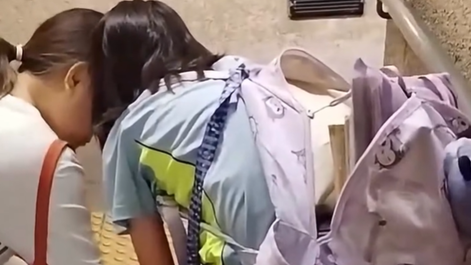 富泰邨女童疑被虐｜父母稱純屬誤會　繼父：拎啤酒是訓練肌肉　 女童：背囊是自己整爛