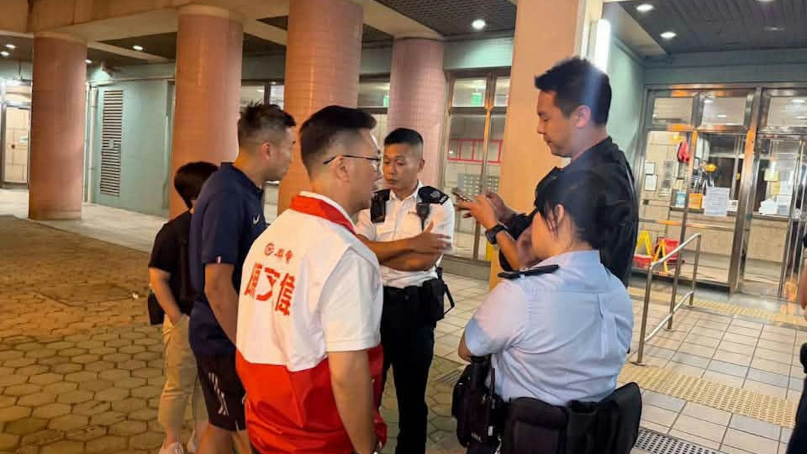 【堅有片】富泰邨女童苦拎兩袋啤酒再遭父罵惹爭議 警員校方緊急上門家訪跟進事件