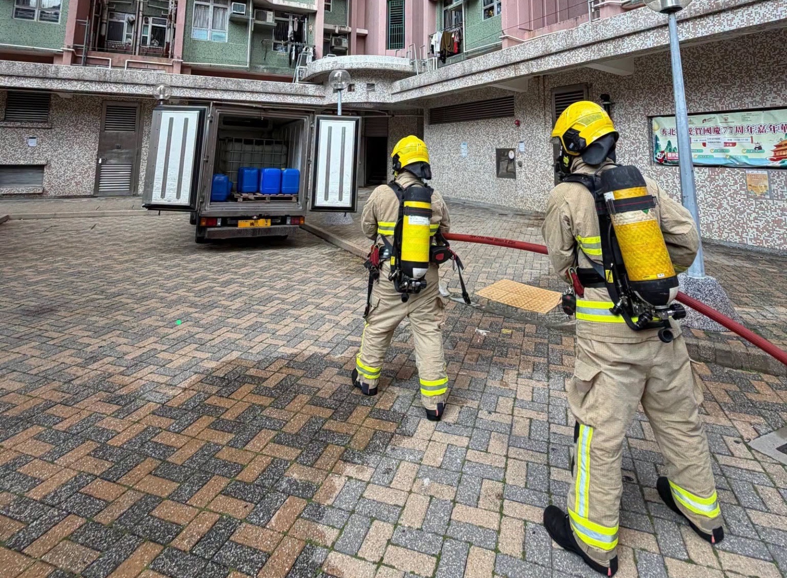 消防處聯同海關及警方搗破秀茂坪邨非法流動加油站 拘捕一名貨車司機