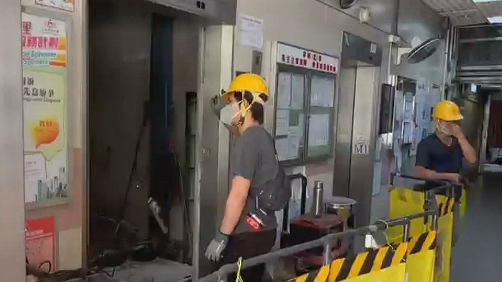 被揭存安全隱患後　翠屏北邨有工人為升降機加裝門框組件