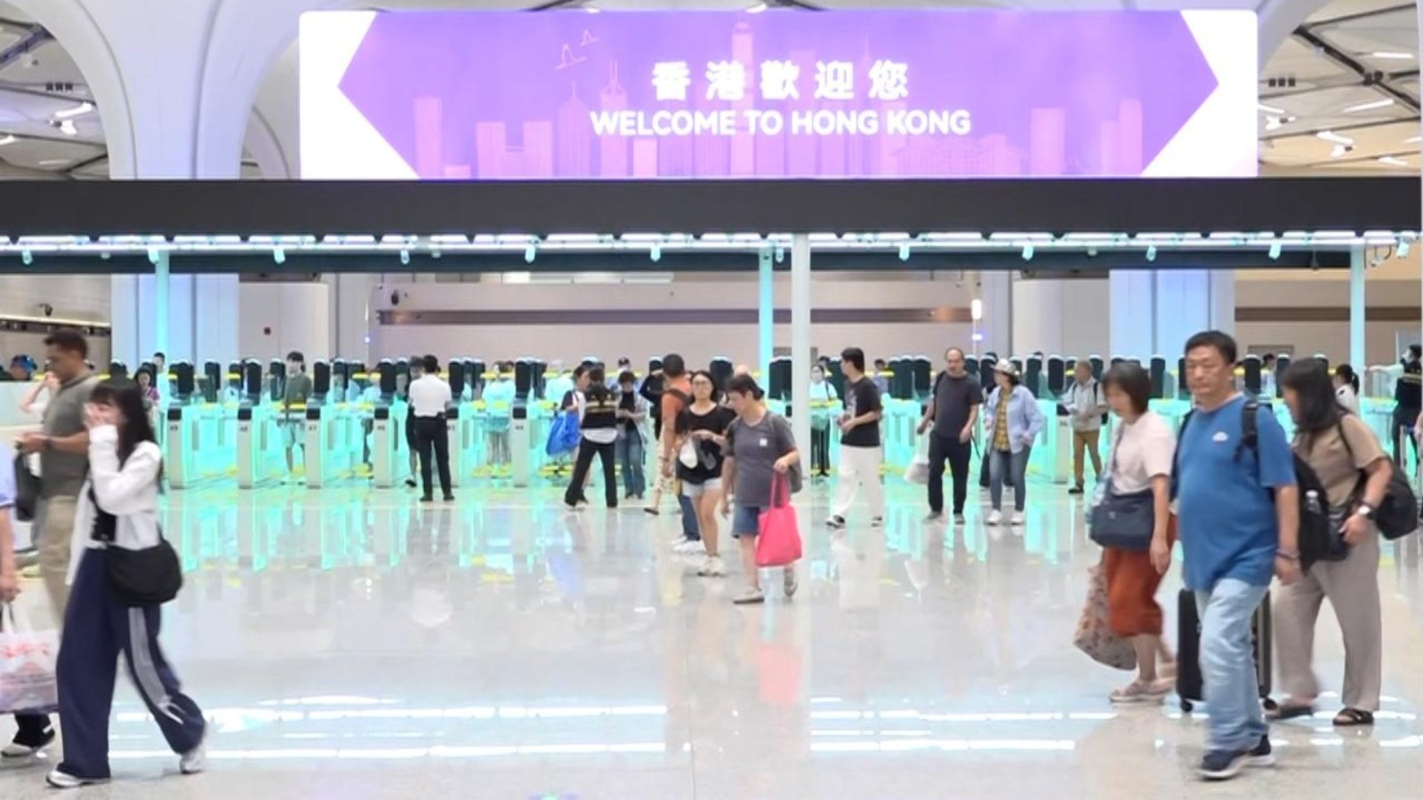 新皇崗口岸下午2時至4時約9400名旅客入境　較過往升逾三倍