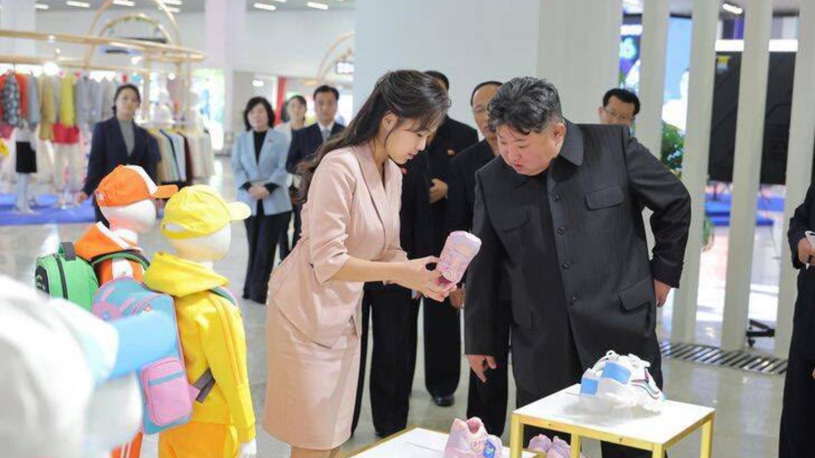 金正恩傳死訊 北韓官媒發他攜女出席活動照