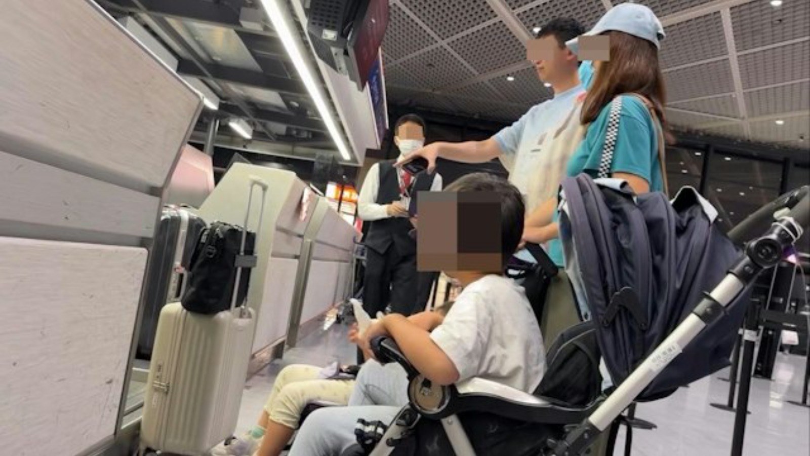 【堅有片】呷$1500機票無飛機餐 港人家庭大鬧日本機場 網民:影衰晒