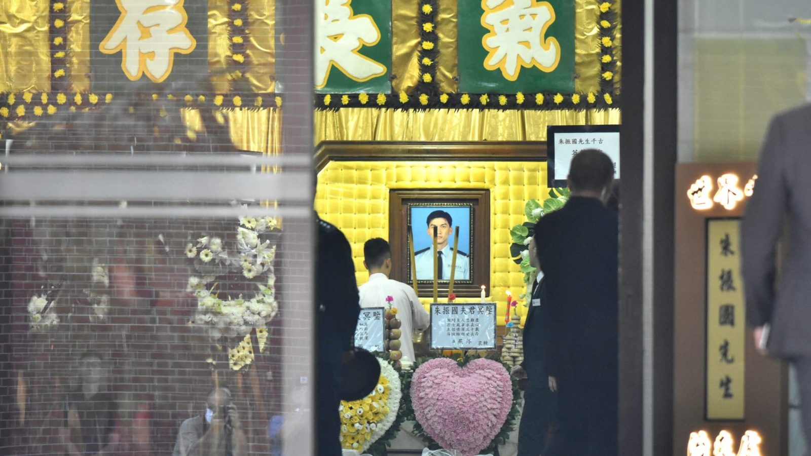 朱振國最高榮譽喪禮今舉行　妻女持遺照淚別　中午浩園安葬